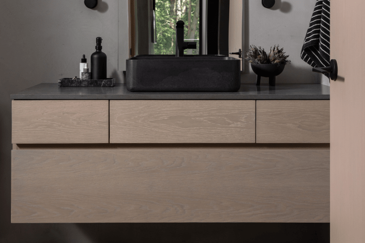 Roberts Bay | Main Bathroom