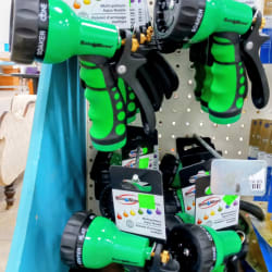 Garden hose multi pattern nozzle
