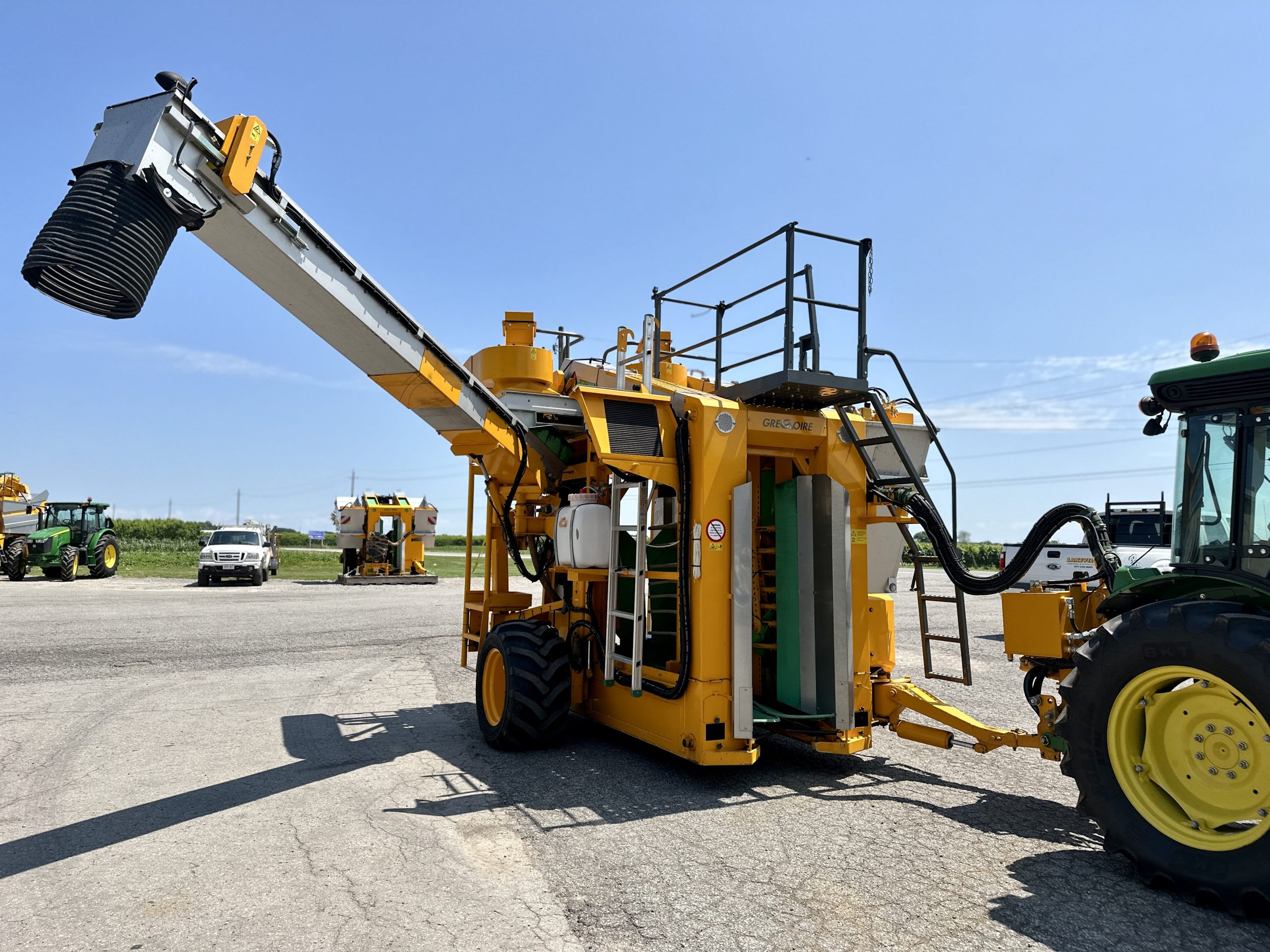 2015 Gregoire G3.220 Bin/Discharge Arm Tow-Behind Grape Harvester