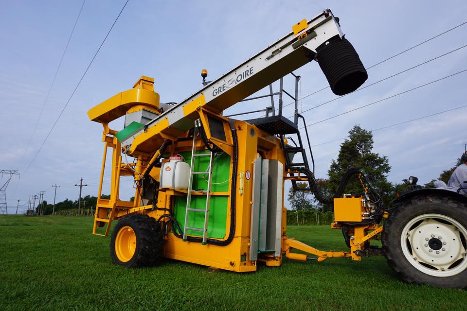 2015 Gregoire G3.220 Bin/Discharge Arm Tow-Behind Grape Harvester