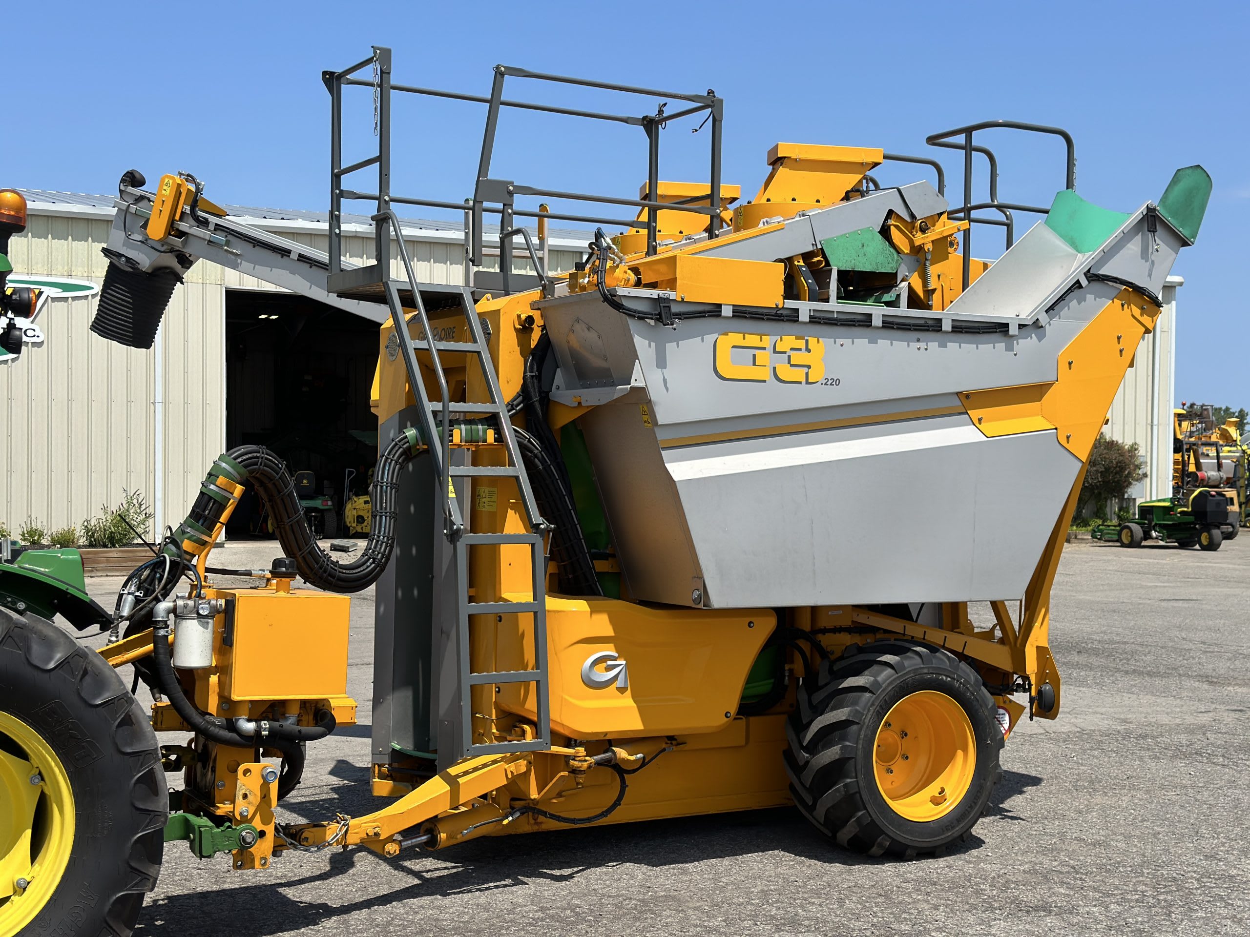 2015 Gregoire G3.220 Bin/Discharge Arm Tow-Behind Grape Harvester