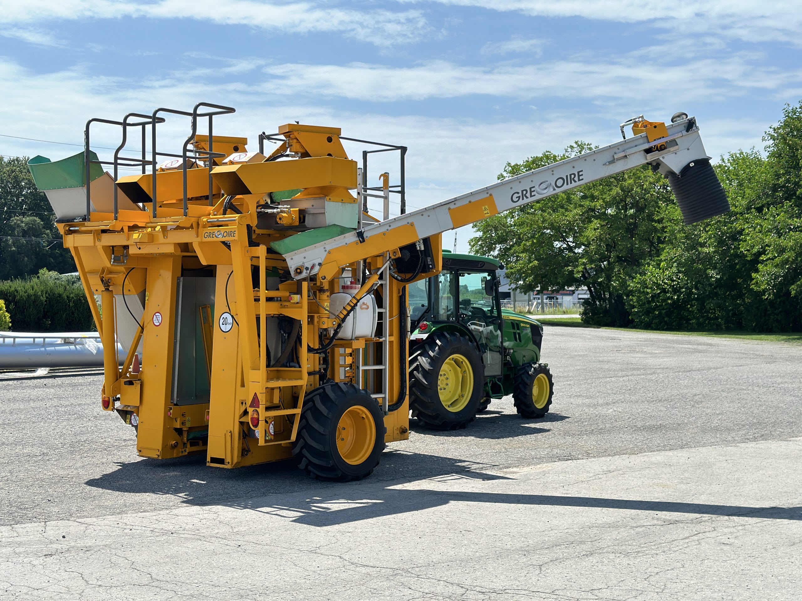 2015 Gregoire G3.220 Bin/Discharge Arm Tow-Behind Grape Harvester