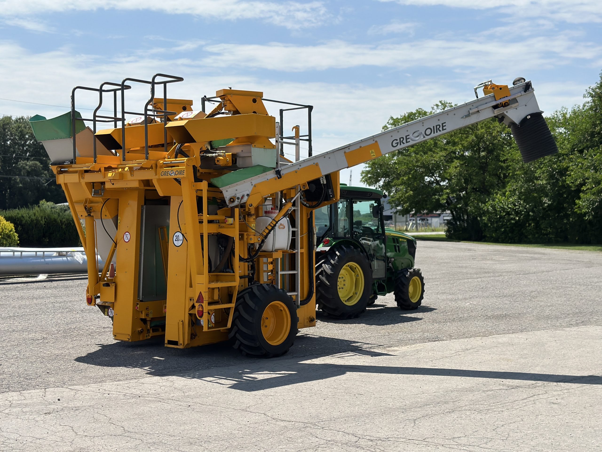 2015 Gregoire G3.220 Bin/Discharge Arm Tow-Behind Grape Harvester