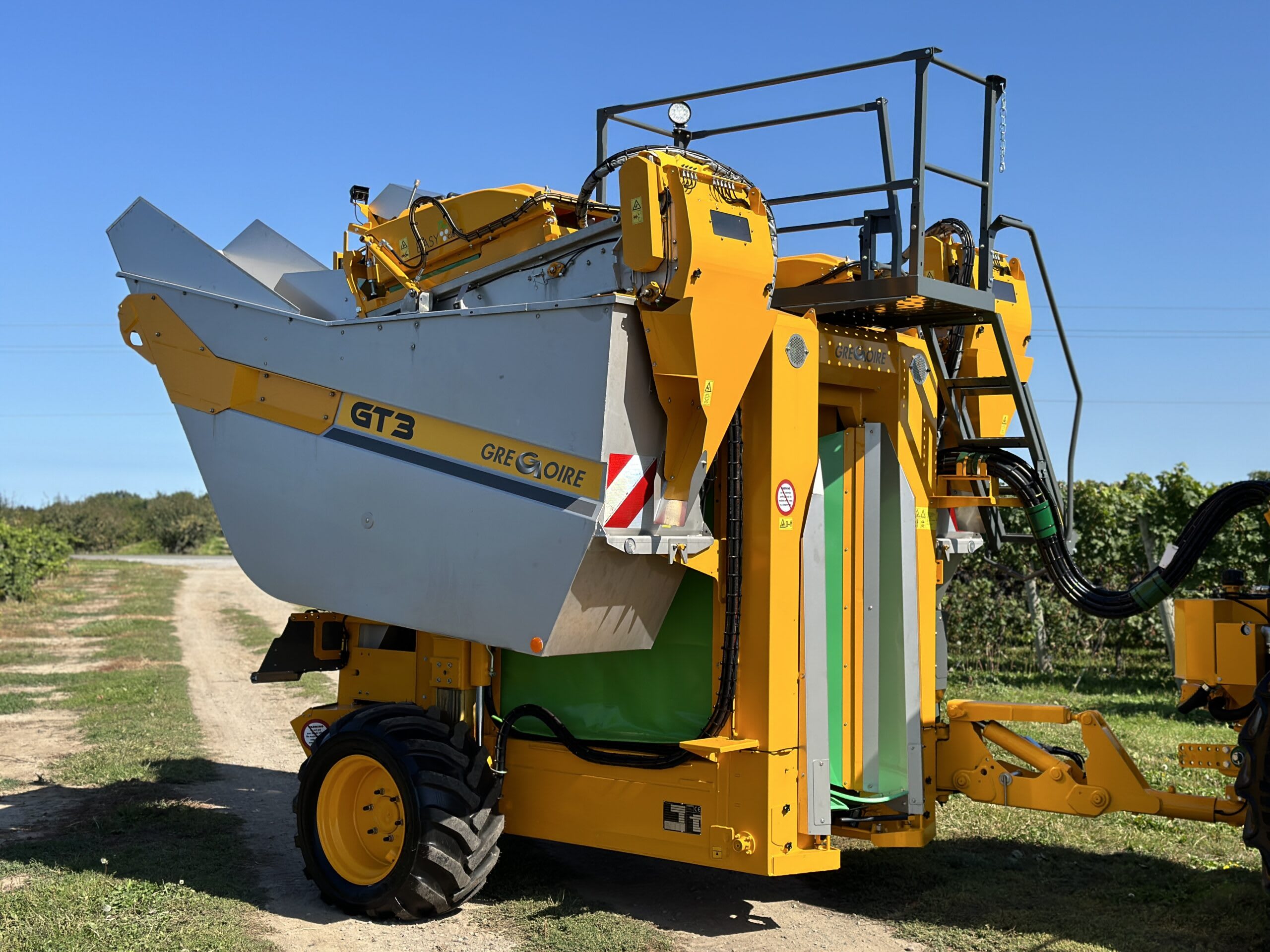NEW Gregoire GT3 Tow-Behind Grape Harvester